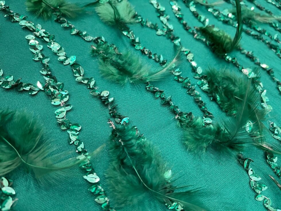 Tul con Plumas y Lentejuelas Esmeralda - Imagen 3