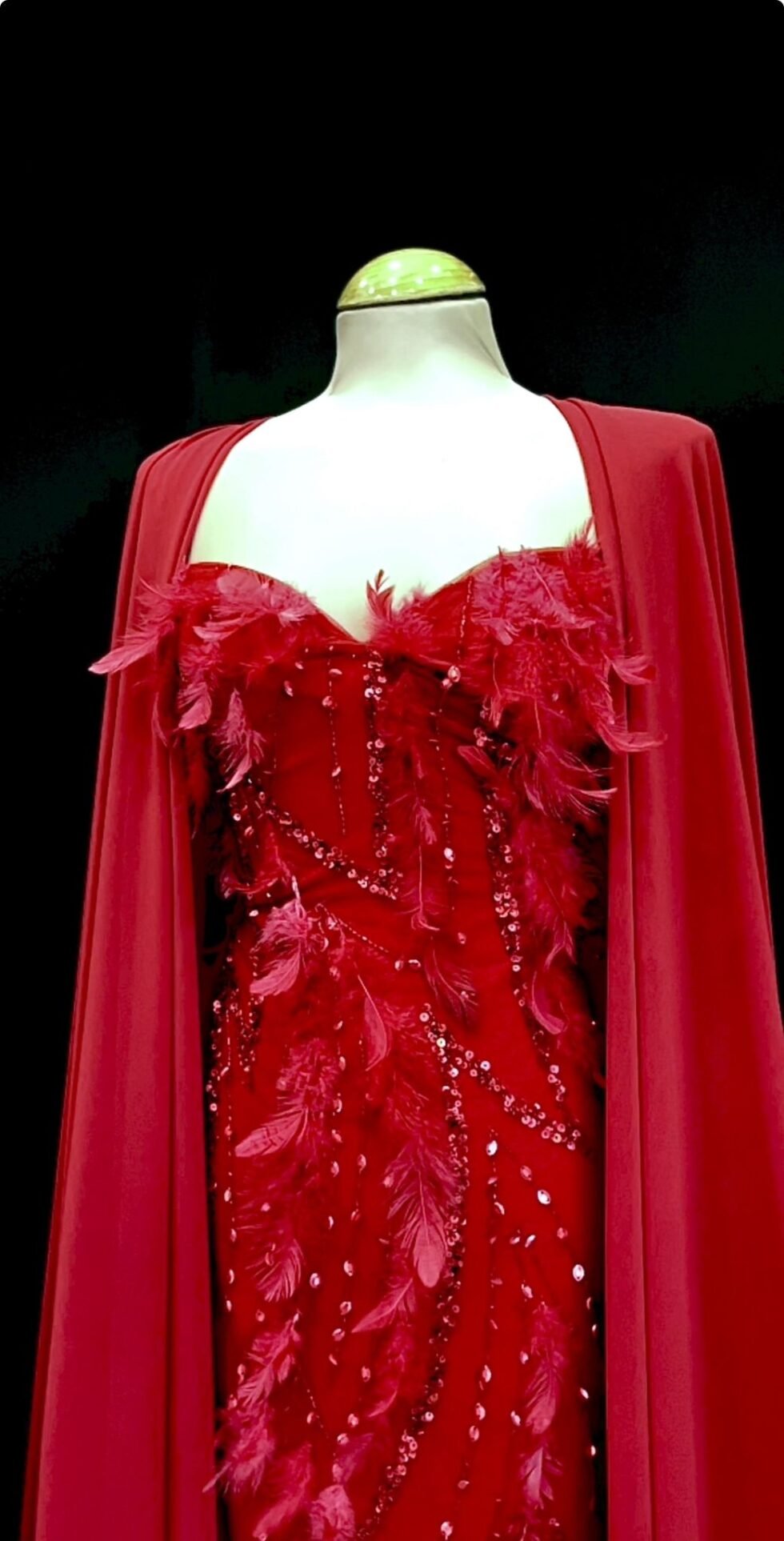 Tul con Plumas y Lentejuelas Rojas