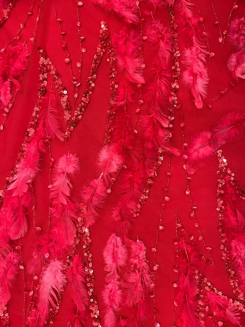 Tul con Plumas y Lentejuelas Rojas